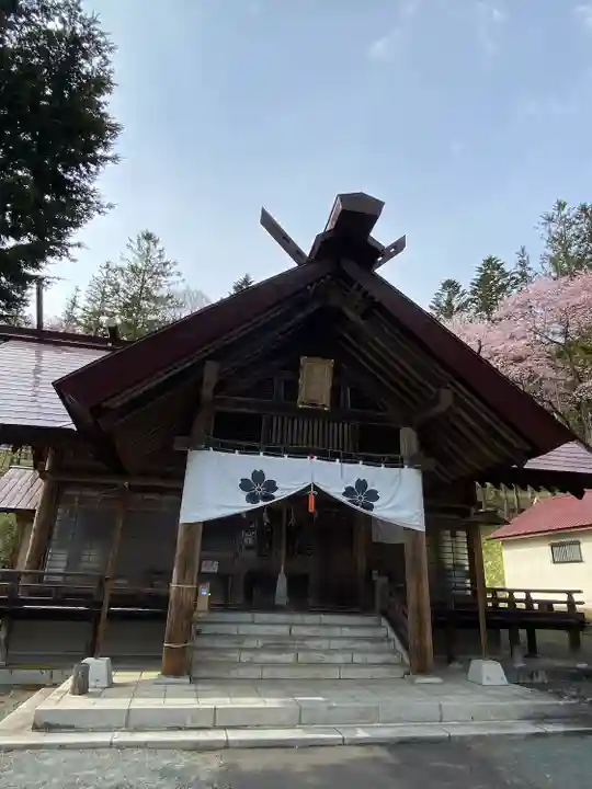 新得神社の本殿・本堂