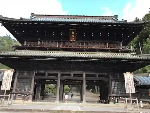 久遠寺の山門