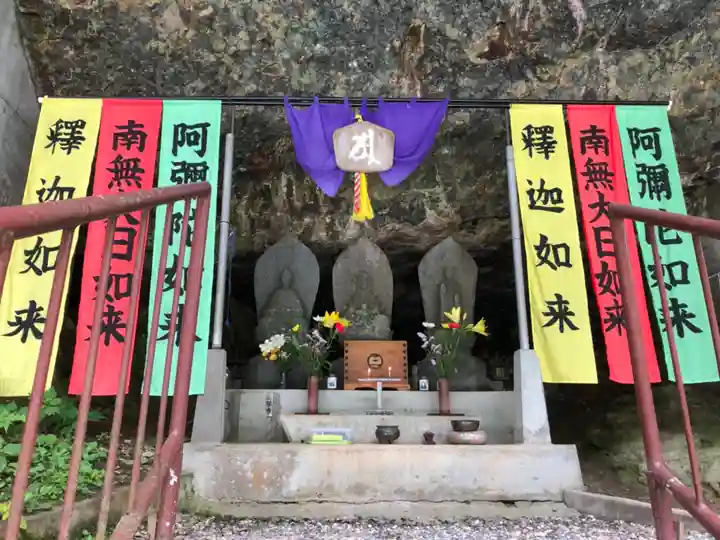 釣鐘三尊像の本殿・本堂