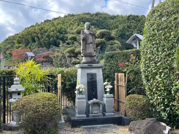 宗長寺の{uncategorized: "未分類", other: "その他", undefined: "問題あり", building: "その他建物", grave: "お墓", sacred_gate: "鳥居", guardian: "狛犬", statue: "像", buddha: "仏像", history: "歴史", nature: "自然", garden: "庭園", animal: "動物", pagoda: "塔", temizu: "手水舎", mountain_gate: "山門・神門", sanctuary: "本殿・本堂", subordinate: "末社・摂社", art: "芸術", scenery: "景色", jizo: "地蔵", ema: "絵馬", goshuin: "御朱印", omikuji: "おみくじ", items: "授与品その他", amulet: "お守り", goshuincho: "御朱印帳", eats: "食事", festival: "お祭り", votive_dance: "神楽", shichigosan: "七五三参", wedding: "結婚式", experience: "体験その他", initially: "初詣", around: "周辺", anti_infection: "感染症対策"}