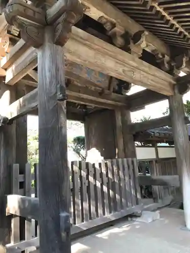 極楽寺（霊鷲山感應院極楽律寺）の山門