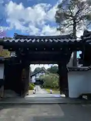 雲龍院の山門