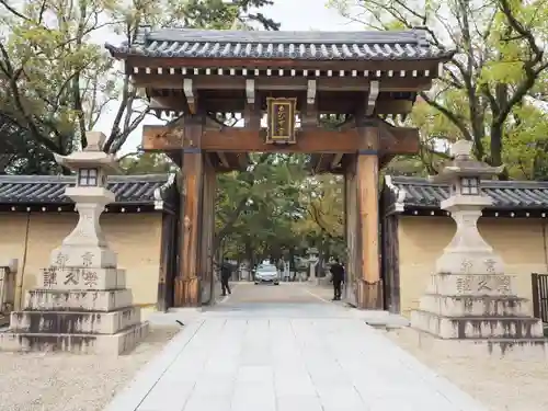 西宮神社の山門