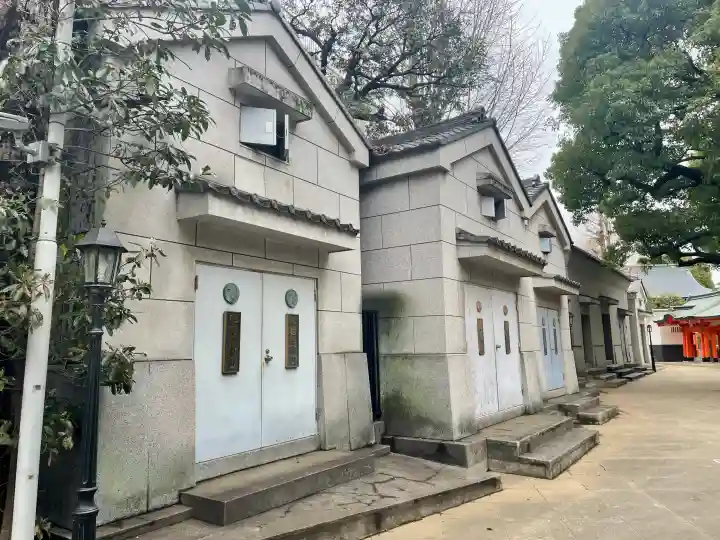 穴八幡宮の{uncategorized: "未分類", other: "その他", undefined: "問題あり", building: "その他建物", grave: "お墓", sacred_gate: "鳥居", guardian: "狛犬", statue: "像", buddha: "仏像", history: "歴史", nature: "自然", garden: "庭園", animal: "動物", pagoda: "塔", temizu: "手水舎", mountain_gate: "山門・神門", sanctuary: "本殿・本堂", subordinate: "末社・摂社", art: "芸術", scenery: "景色", jizo: "地蔵", ema: "絵馬", goshuin: "御朱印", omikuji: "おみくじ", items: "授与品その他", amulet: "お守り", goshuincho: "御朱印帳", eats: "食事", festival: "お祭り", votive_dance: "神楽", shichigosan: "七五三参", wedding: "結婚式", experience: "体験その他", initially: "初詣", around: "周辺", anti_infection: "感染症対策"}