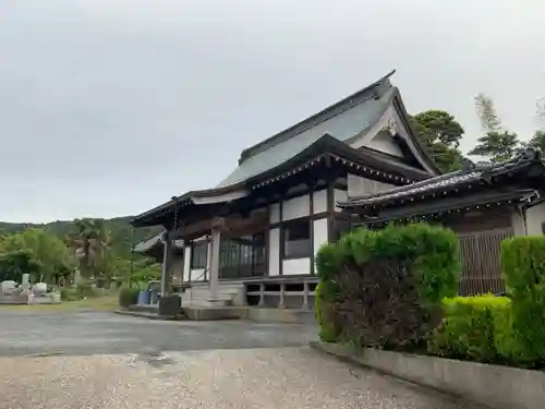 滝山寺の本殿・本堂