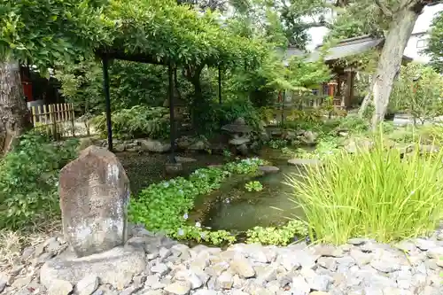 辛國神社の庭園