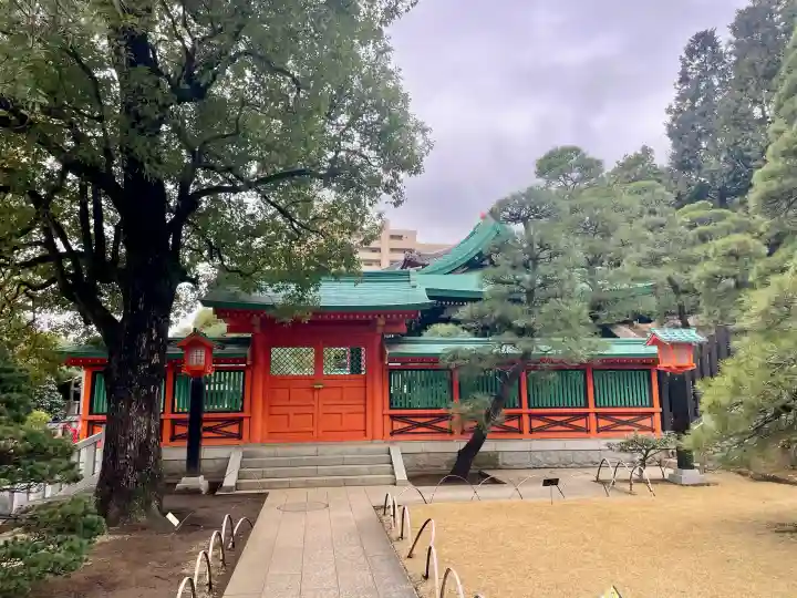穴八幡宮の{uncategorized: "未分類", other: "その他", undefined: "問題あり", building: "その他建物", grave: "お墓", sacred_gate: "鳥居", guardian: "狛犬", statue: "像", buddha: "仏像", history: "歴史", nature: "自然", garden: "庭園", animal: "動物", pagoda: "塔", temizu: "手水舎", mountain_gate: "山門・神門", sanctuary: "本殿・本堂", subordinate: "末社・摂社", art: "芸術", scenery: "景色", jizo: "地蔵", ema: "絵馬", goshuin: "御朱印", omikuji: "おみくじ", items: "授与品その他", amulet: "お守り", goshuincho: "御朱印帳", eats: "食事", festival: "お祭り", votive_dance: "神楽", shichigosan: "七五三参", wedding: "結婚式", experience: "体験その他", initially: "初詣", around: "周辺", anti_infection: "感染症対策"}
