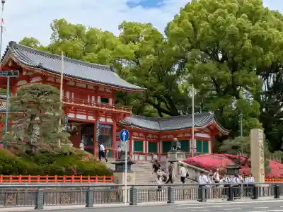 八坂神社(祇園さん)の{uncategorized: "未分類", other: "その他", undefined: "問題あり", building: "その他建物", grave: "お墓", sacred_gate: "鳥居", guardian: "狛犬", statue: "像", buddha: "仏像", history: "歴史", nature: "自然", garden: "庭園", animal: "動物", pagoda: "塔", temizu: "手水舎", mountain_gate: "山門・神門", sanctuary: "本殿・本堂", subordinate: "末社・摂社", art: "芸術", scenery: "景色", jizo: "地蔵", ema: "絵馬", goshuin: "御朱印", omikuji: "おみくじ", items: "授与品その他", amulet: "お守り", goshuincho: "御朱印帳", eats: "食事", festival: "お祭り", votive_dance: "神楽", shichigosan: "七五三参", wedding: "結婚式", experience: "体験その他", initially: "初詣", around: "周辺", anti_infection: "感染症対策"}