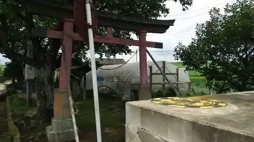 三軒家の鬼門除け稲荷の鳥居