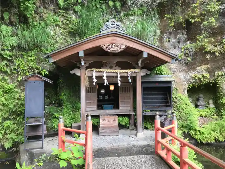 銭洗弁財天宇賀福神社の末社・摂社