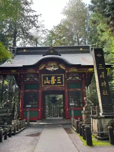 三峯神社の{uncategorized: "未分類", other: "その他", undefined: "問題あり", building: "その他建物", grave: "お墓", sacred_gate: "鳥居", guardian: "狛犬", statue: "像", buddha: "仏像", history: "歴史", nature: "自然", garden: "庭園", animal: "動物", pagoda: "塔", temizu: "手水舎", mountain_gate: "山門・神門", sanctuary: "本殿・本堂", subordinate: "末社・摂社", art: "芸術", scenery: "景色", jizo: "地蔵", ema: "絵馬", goshuin: "御朱印", omikuji: "おみくじ", items: "授与品その他", amulet: "お守り", goshuincho: "御朱印帳", eats: "食事", festival: "お祭り", votive_dance: "神楽", shichigosan: "七五三参", wedding: "結婚式", experience: "体験その他", initially: "初詣", around: "周辺", anti_infection: "感染症対策"}