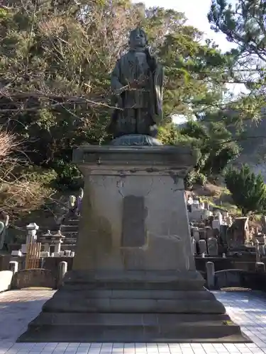 誕生寺の像