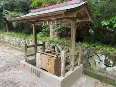 熊野三所神社の{uncategorized: "未分類", other: "その他", undefined: "問題あり", building: "その他建物", grave: "お墓", sacred_gate: "鳥居", guardian: "狛犬", statue: "像", buddha: "仏像", history: "歴史", nature: "自然", garden: "庭園", animal: "動物", pagoda: "塔", temizu: "手水舎", mountain_gate: "山門・神門", sanctuary: "本殿・本堂", subordinate: "末社・摂社", art: "芸術", scenery: "景色", jizo: "地蔵", ema: "絵馬", goshuin: "御朱印", omikuji: "おみくじ", items: "授与品その他", amulet: "お守り", goshuincho: "御朱印帳", eats: "食事", festival: "お祭り", votive_dance: "神楽", shichigosan: "七五三参", wedding: "結婚式", experience: "体験その他", initially: "初詣", around: "周辺", anti_infection: "感染症対策"}