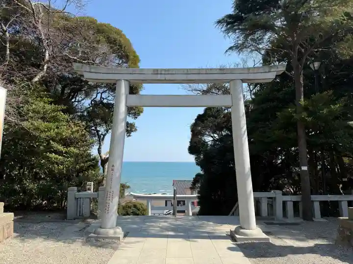 大洗磯前神社の{uncategorized: "未分類", other: "その他", undefined: "問題あり", building: "その他建物", grave: "お墓", sacred_gate: "鳥居", guardian: "狛犬", statue: "像", buddha: "仏像", history: "歴史", nature: "自然", garden: "庭園", animal: "動物", pagoda: "塔", temizu: "手水舎", mountain_gate: "山門・神門", sanctuary: "本殿・本堂", subordinate: "末社・摂社", art: "芸術", scenery: "景色", jizo: "地蔵", ema: "絵馬", goshuin: "御朱印", omikuji: "おみくじ", items: "授与品その他", amulet: "お守り", goshuincho: "御朱印帳", eats: "食事", festival: "お祭り", votive_dance: "神楽", shichigosan: "七五三参", wedding: "結婚式", experience: "体験その他", initially: "初詣", around: "周辺", anti_infection: "感染症対策"}