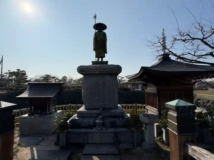 西林寺奥の院(杖の淵)の像