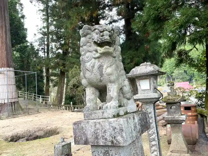 仲山神社(美杉町八知)の狛犬