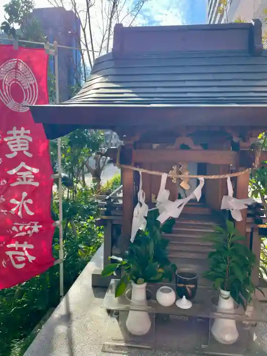 黄金水稲荷(の祠)の{uncategorized: "未分類", other: "その他", undefined: "問題あり", building: "その他建物", grave: "お墓", sacred_gate: "鳥居", guardian: "狛犬", statue: "像", buddha: "仏像", history: "歴史", nature: "自然", garden: "庭園", animal: "動物", pagoda: "塔", temizu: "手水舎", mountain_gate: "山門・神門", sanctuary: "本殿・本堂", subordinate: "末社・摂社", art: "芸術", scenery: "景色", jizo: "地蔵", ema: "絵馬", goshuin: "御朱印", omikuji: "おみくじ", items: "授与品その他", amulet: "お守り", goshuincho: "御朱印帳", eats: "食事", festival: "お祭り", votive_dance: "神楽", shichigosan: "七五三参", wedding: "結婚式", experience: "体験その他", initially: "初詣", around: "周辺", anti_infection: "感染症対策"}