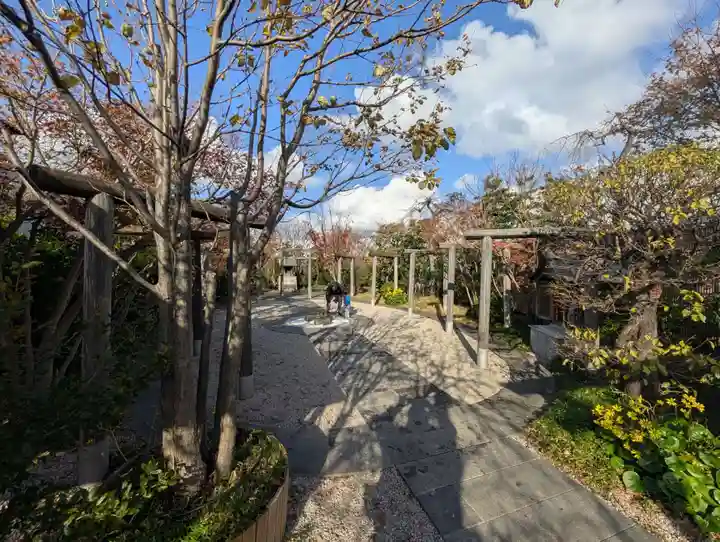 鉄道神社の庭園