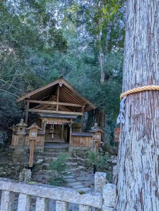 丹生神社(丹生川上神社中社摂社)の{uncategorized: "未分類", other: "その他", undefined: "問題あり", building: "その他建物", grave: "お墓", sacred_gate: "鳥居", guardian: "狛犬", statue: "像", buddha: "仏像", history: "歴史", nature: "自然", garden: "庭園", animal: "動物", pagoda: "塔", temizu: "手水舎", mountain_gate: "山門・神門", sanctuary: "本殿・本堂", subordinate: "末社・摂社", art: "芸術", scenery: "景色", jizo: "地蔵", ema: "絵馬", goshuin: "御朱印", omikuji: "おみくじ", items: "授与品その他", amulet: "お守り", goshuincho: "御朱印帳", eats: "食事", festival: "お祭り", votive_dance: "神楽", shichigosan: "七五三参", wedding: "結婚式", experience: "体験その他", initially: "初詣", around: "周辺", anti_infection: "感染症対策"}