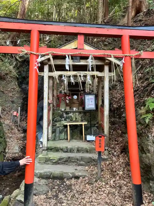 熊野若王子神社の{uncategorized: "未分類", other: "その他", undefined: "問題あり", building: "その他建物", grave: "お墓", sacred_gate: "鳥居", guardian: "狛犬", statue: "像", buddha: "仏像", history: "歴史", nature: "自然", garden: "庭園", animal: "動物", pagoda: "塔", temizu: "手水舎", mountain_gate: "山門・神門", sanctuary: "本殿・本堂", subordinate: "末社・摂社", art: "芸術", scenery: "景色", jizo: "地蔵", ema: "絵馬", goshuin: "御朱印", omikuji: "おみくじ", items: "授与品その他", amulet: "お守り", goshuincho: "御朱印帳", eats: "食事", festival: "お祭り", votive_dance: "神楽", shichigosan: "七五三参", wedding: "結婚式", experience: "体験その他", initially: "初詣", around: "周辺", anti_infection: "感染症対策"}