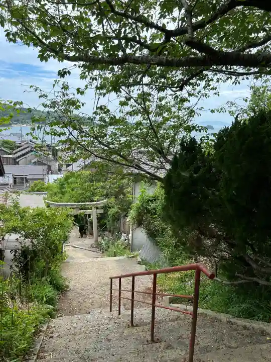 天神社の{uncategorized: "未分類", other: "その他", undefined: "問題あり", building: "その他建物", grave: "お墓", sacred_gate: "鳥居", guardian: "狛犬", statue: "像", buddha: "仏像", history: "歴史", nature: "自然", garden: "庭園", animal: "動物", pagoda: "塔", temizu: "手水舎", mountain_gate: "山門・神門", sanctuary: "本殿・本堂", subordinate: "末社・摂社", art: "芸術", scenery: "景色", jizo: "地蔵", ema: "絵馬", goshuin: "御朱印", omikuji: "おみくじ", items: "授与品その他", amulet: "お守り", goshuincho: "御朱印帳", eats: "食事", festival: "お祭り", votive_dance: "神楽", shichigosan: "七五三参", wedding: "結婚式", experience: "体験その他", initially: "初詣", around: "周辺", anti_infection: "感染症対策"}