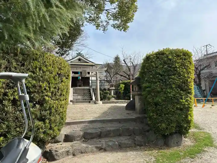 鎮宅霊符社の{uncategorized: "未分類", other: "その他", undefined: "問題あり", building: "その他建物", grave: "お墓", sacred_gate: "鳥居", guardian: "狛犬", statue: "像", buddha: "仏像", history: "歴史", nature: "自然", garden: "庭園", animal: "動物", pagoda: "塔", temizu: "手水舎", mountain_gate: "山門・神門", sanctuary: "本殿・本堂", subordinate: "末社・摂社", art: "芸術", scenery: "景色", jizo: "地蔵", ema: "絵馬", goshuin: "御朱印", omikuji: "おみくじ", items: "授与品その他", amulet: "お守り", goshuincho: "御朱印帳", eats: "食事", festival: "お祭り", votive_dance: "神楽", shichigosan: "七五三参", wedding: "結婚式", experience: "体験その他", initially: "初詣", around: "周辺", anti_infection: "感染症対策"}