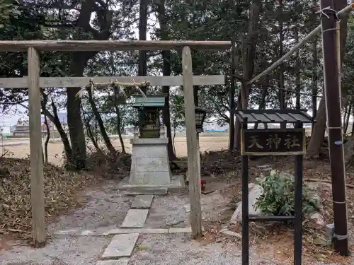 布施神社の{uncategorized: "未分類", other: "その他", undefined: "問題あり", building: "その他建物", grave: "お墓", sacred_gate: "鳥居", guardian: "狛犬", statue: "像", buddha: "仏像", history: "歴史", nature: "自然", garden: "庭園", animal: "動物", pagoda: "塔", temizu: "手水舎", mountain_gate: "山門・神門", sanctuary: "本殿・本堂", subordinate: "末社・摂社", art: "芸術", scenery: "景色", jizo: "地蔵", ema: "絵馬", goshuin: "御朱印", omikuji: "おみくじ", items: "授与品その他", amulet: "お守り", goshuincho: "御朱印帳", eats: "食事", festival: "お祭り", votive_dance: "神楽", shichigosan: "七五三参", wedding: "結婚式", experience: "体験その他", initially: "初詣", around: "周辺", anti_infection: "感染症対策"}