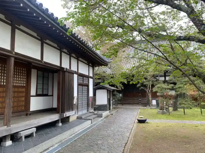徳融寺の{uncategorized: "未分類", other: "その他", undefined: "問題あり", building: "その他建物", grave: "お墓", sacred_gate: "鳥居", guardian: "狛犬", statue: "像", buddha: "仏像", history: "歴史", nature: "自然", garden: "庭園", animal: "動物", pagoda: "塔", temizu: "手水舎", mountain_gate: "山門・神門", sanctuary: "本殿・本堂", subordinate: "末社・摂社", art: "芸術", scenery: "景色", jizo: "地蔵", ema: "絵馬", goshuin: "御朱印", omikuji: "おみくじ", items: "授与品その他", amulet: "お守り", goshuincho: "御朱印帳", eats: "食事", festival: "お祭り", votive_dance: "神楽", shichigosan: "七五三参", wedding: "結婚式", experience: "体験その他", initially: "初詣", around: "周辺", anti_infection: "感染症対策"}