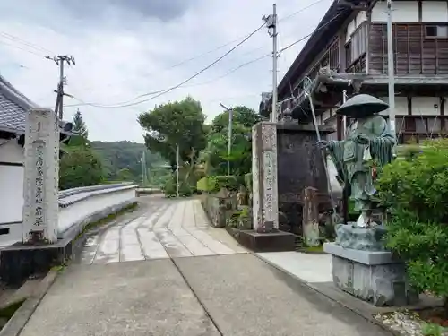 種間寺の山門