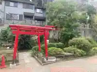 狸穴稲荷社の{uncategorized: "未分類", other: "その他", undefined: "問題あり", building: "その他建物", grave: "お墓", sacred_gate: "鳥居", guardian: "狛犬", statue: "像", buddha: "仏像", history: "歴史", nature: "自然", garden: "庭園", animal: "動物", pagoda: "塔", temizu: "手水舎", mountain_gate: "山門・神門", sanctuary: "本殿・本堂", subordinate: "末社・摂社", art: "芸術", scenery: "景色", jizo: "地蔵", ema: "絵馬", goshuin: "御朱印", omikuji: "おみくじ", items: "授与品その他", amulet: "お守り", goshuincho: "御朱印帳", eats: "食事", festival: "お祭り", votive_dance: "神楽", shichigosan: "七五三参", wedding: "結婚式", experience: "体験その他", initially: "初詣", around: "周辺", anti_infection: "感染症対策"}