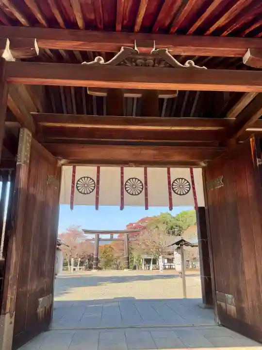 吉野神宮の{uncategorized: "未分類", other: "その他", undefined: "問題あり", building: "その他建物", grave: "お墓", sacred_gate: "鳥居", guardian: "狛犬", statue: "像", buddha: "仏像", history: "歴史", nature: "自然", garden: "庭園", animal: "動物", pagoda: "塔", temizu: "手水舎", mountain_gate: "山門・神門", sanctuary: "本殿・本堂", subordinate: "末社・摂社", art: "芸術", scenery: "景色", jizo: "地蔵", ema: "絵馬", goshuin: "御朱印", omikuji: "おみくじ", items: "授与品その他", amulet: "お守り", goshuincho: "御朱印帳", eats: "食事", festival: "お祭り", votive_dance: "神楽", shichigosan: "七五三参", wedding: "結婚式", experience: "体験その他", initially: "初詣", around: "周辺", anti_infection: "感染症対策"}