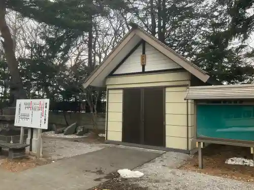 江別神社の{uncategorized: "未分類", other: "その他", undefined: "問題あり", building: "その他建物", grave: "お墓", sacred_gate: "鳥居", guardian: "狛犬", statue: "像", buddha: "仏像", history: "歴史", nature: "自然", garden: "庭園", animal: "動物", pagoda: "塔", temizu: "手水舎", mountain_gate: "山門・神門", sanctuary: "本殿・本堂", subordinate: "末社・摂社", art: "芸術", scenery: "景色", jizo: "地蔵", ema: "絵馬", goshuin: "御朱印", omikuji: "おみくじ", items: "授与品その他", amulet: "お守り", goshuincho: "御朱印帳", eats: "食事", festival: "お祭り", votive_dance: "神楽", shichigosan: "七五三参", wedding: "結婚式", experience: "体験その他", initially: "初詣", around: "周辺", anti_infection: "感染症対策"}
