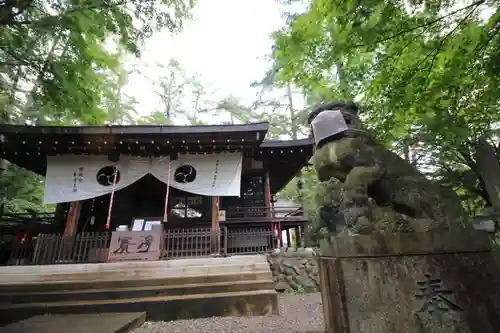 白根神社の本殿