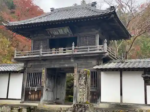 秩父札所三十二番　法性寺の山門・神門