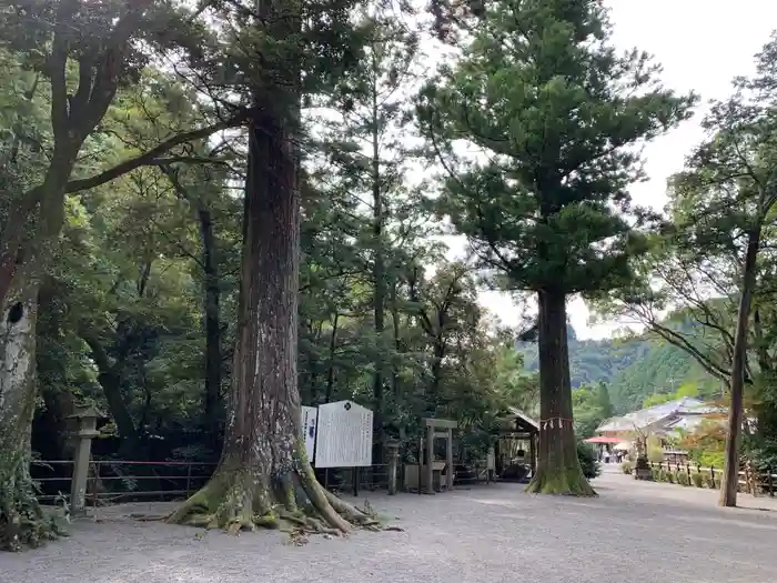 頭之宮四方神社の建物その他