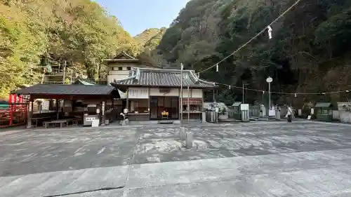 大本山七宝瀧寺の{uncategorized: "未分類", other: "その他", undefined: "問題あり", building: "その他建物", grave: "お墓", sacred_gate: "鳥居", guardian: "狛犬", statue: "像", buddha: "仏像", history: "歴史", nature: "自然", garden: "庭園", animal: "動物", pagoda: "塔", temizu: "手水舎", mountain_gate: "山門・神門", sanctuary: "本殿・本堂", subordinate: "末社・摂社", art: "芸術", scenery: "景色", jizo: "地蔵", ema: "絵馬", goshuin: "御朱印", omikuji: "おみくじ", items: "授与品その他", amulet: "お守り", goshuincho: "御朱印帳", eats: "食事", festival: "お祭り", votive_dance: "神楽", shichigosan: "七五三参", wedding: "結婚式", experience: "体験その他", initially: "初詣", around: "周辺", anti_infection: "感染症対策"}