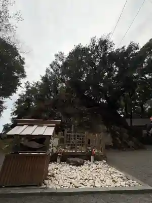 花窟神社の{uncategorized: "未分類", other: "その他", undefined: "問題あり", building: "その他建物", grave: "お墓", sacred_gate: "鳥居", guardian: "狛犬", statue: "像", buddha: "仏像", history: "歴史", nature: "自然", garden: "庭園", animal: "動物", pagoda: "塔", temizu: "手水舎", mountain_gate: "山門・神門", sanctuary: "本殿・本堂", subordinate: "末社・摂社", art: "芸術", scenery: "景色", jizo: "地蔵", ema: "絵馬", goshuin: "御朱印", omikuji: "おみくじ", items: "授与品その他", amulet: "お守り", goshuincho: "御朱印帳", eats: "食事", festival: "お祭り", votive_dance: "神楽", shichigosan: "七五三参", wedding: "結婚式", experience: "体験その他", initially: "初詣", around: "周辺", anti_infection: "感染症対策"}