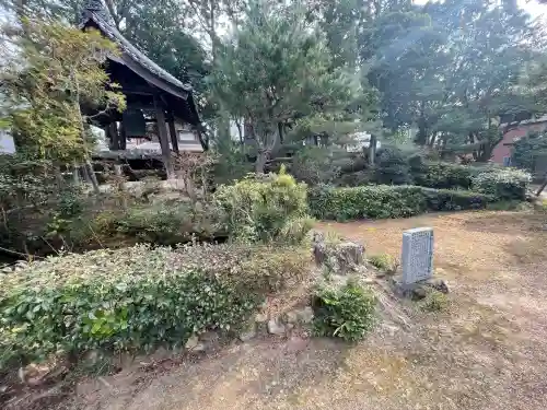 安養寺の{uncategorized: "未分類", other: "その他", undefined: "問題あり", building: "その他建物", grave: "お墓", sacred_gate: "鳥居", guardian: "狛犬", statue: "像", buddha: "仏像", history: "歴史", nature: "自然", garden: "庭園", animal: "動物", pagoda: "塔", temizu: "手水舎", mountain_gate: "山門・神門", sanctuary: "本殿・本堂", subordinate: "末社・摂社", art: "芸術", scenery: "景色", jizo: "地蔵", ema: "絵馬", goshuin: "御朱印", omikuji: "おみくじ", items: "授与品その他", amulet: "お守り", goshuincho: "御朱印帳", eats: "食事", festival: "お祭り", votive_dance: "神楽", shichigosan: "七五三参", wedding: "結婚式", experience: "体験その他", initially: "初詣", around: "周辺", anti_infection: "感染症対策"}