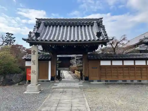 曼陀羅寺の山門