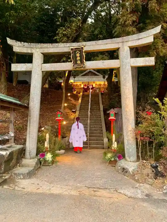 吉川八幡神社の{uncategorized: "未分類", other: "その他", undefined: "問題あり", building: "その他建物", grave: "お墓", sacred_gate: "鳥居", guardian: "狛犬", statue: "像", buddha: "仏像", history: "歴史", nature: "自然", garden: "庭園", animal: "動物", pagoda: "塔", temizu: "手水舎", mountain_gate: "山門・神門", sanctuary: "本殿・本堂", subordinate: "末社・摂社", art: "芸術", scenery: "景色", jizo: "地蔵", ema: "絵馬", goshuin: "御朱印", omikuji: "おみくじ", items: "授与品その他", amulet: "お守り", goshuincho: "御朱印帳", eats: "食事", festival: "お祭り", votive_dance: "神楽", shichigosan: "七五三参", wedding: "結婚式", experience: "体験その他", initially: "初詣", around: "周辺", anti_infection: "感染症対策"}