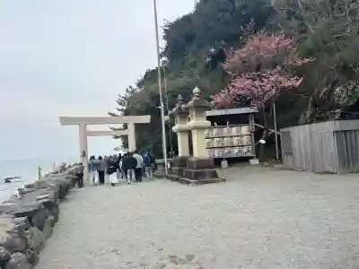 二見興玉神社の{uncategorized: "未分類", other: "その他", undefined: "問題あり", building: "その他建物", grave: "お墓", sacred_gate: "鳥居", guardian: "狛犬", statue: "像", buddha: "仏像", history: "歴史", nature: "自然", garden: "庭園", animal: "動物", pagoda: "塔", temizu: "手水舎", mountain_gate: "山門・神門", sanctuary: "本殿・本堂", subordinate: "末社・摂社", art: "芸術", scenery: "景色", jizo: "地蔵", ema: "絵馬", goshuin: "御朱印", omikuji: "おみくじ", items: "授与品その他", amulet: "お守り", goshuincho: "御朱印帳", eats: "食事", festival: "お祭り", votive_dance: "神楽", shichigosan: "七五三参", wedding: "結婚式", experience: "体験その他", initially: "初詣", around: "周辺", anti_infection: "感染症対策"}