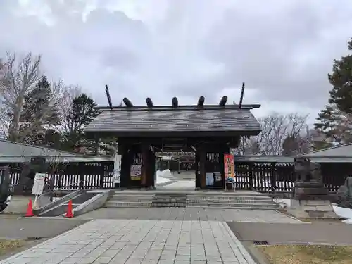 札幌護國神社の山門・神門