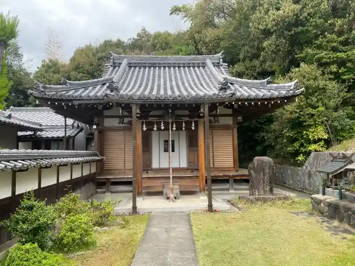 根聖院の{uncategorized: "未分類", other: "その他", undefined: "問題あり", building: "その他建物", grave: "お墓", sacred_gate: "鳥居", guardian: "狛犬", statue: "像", buddha: "仏像", history: "歴史", nature: "自然", garden: "庭園", animal: "動物", pagoda: "塔", temizu: "手水舎", mountain_gate: "山門・神門", sanctuary: "本殿・本堂", subordinate: "末社・摂社", art: "芸術", scenery: "景色", jizo: "地蔵", ema: "絵馬", goshuin: "御朱印", omikuji: "おみくじ", items: "授与品その他", amulet: "お守り", goshuincho: "御朱印帳", eats: "食事", festival: "お祭り", votive_dance: "神楽", shichigosan: "七五三参", wedding: "結婚式", experience: "体験その他", initially: "初詣", around: "周辺", anti_infection: "感染症対策"}