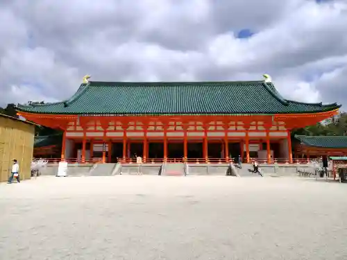 平安神宮の{uncategorized: "未分類", other: "その他", undefined: "問題あり", building: "その他建物", grave: "お墓", sacred_gate: "鳥居", guardian: "狛犬", statue: "像", buddha: "仏像", history: "歴史", nature: "自然", garden: "庭園", animal: "動物", pagoda: "塔", temizu: "手水舎", mountain_gate: "山門・神門", sanctuary: "本殿・本堂", subordinate: "末社・摂社", art: "芸術", scenery: "景色", jizo: "地蔵", ema: "絵馬", goshuin: "御朱印", omikuji: "おみくじ", items: "授与品その他", amulet: "お守り", goshuincho: "御朱印帳", eats: "食事", festival: "お祭り", votive_dance: "神楽", shichigosan: "七五三参", wedding: "結婚式", experience: "体験その他", initially: "初詣", around: "周辺", anti_infection: "感染症対策"}