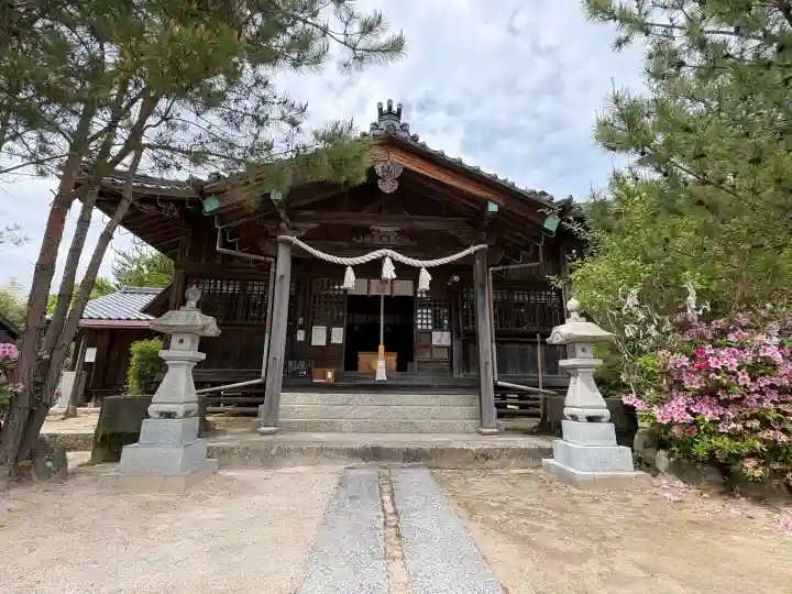 周防國総社宮 佐波神社の{uncategorized: "未分類", other: "その他", undefined: "問題あり", building: "その他建物", grave: "お墓", sacred_gate: "鳥居", guardian: "狛犬", statue: "像", buddha: "仏像", history: "歴史", nature: "自然", garden: "庭園", animal: "動物", pagoda: "塔", temizu: "手水舎", mountain_gate: "山門・神門", sanctuary: "本殿・本堂", subordinate: "末社・摂社", art: "芸術", scenery: "景色", jizo: "地蔵", ema: "絵馬", goshuin: "御朱印", omikuji: "おみくじ", items: "授与品その他", amulet: "お守り", goshuincho: "御朱印帳", eats: "食事", festival: "お祭り", votive_dance: "神楽", shichigosan: "七五三参", wedding: "結婚式", experience: "体験その他", initially: "初詣", around: "周辺", anti_infection: "感染症対策"}