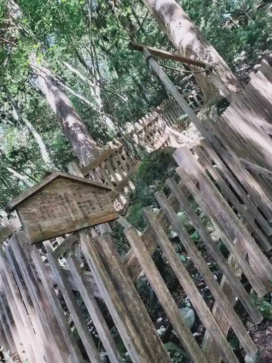 玉置神社の{uncategorized: "未分類", other: "その他", undefined: "問題あり", building: "その他建物", grave: "お墓", sacred_gate: "鳥居", guardian: "狛犬", statue: "像", buddha: "仏像", history: "歴史", nature: "自然", garden: "庭園", animal: "動物", pagoda: "塔", temizu: "手水舎", mountain_gate: "山門・神門", sanctuary: "本殿・本堂", subordinate: "末社・摂社", art: "芸術", scenery: "景色", jizo: "地蔵", ema: "絵馬", goshuin: "御朱印", omikuji: "おみくじ", items: "授与品その他", amulet: "お守り", goshuincho: "御朱印帳", eats: "食事", festival: "お祭り", votive_dance: "神楽", shichigosan: "七五三参", wedding: "結婚式", experience: "体験その他", initially: "初詣", around: "周辺", anti_infection: "感染症対策"}