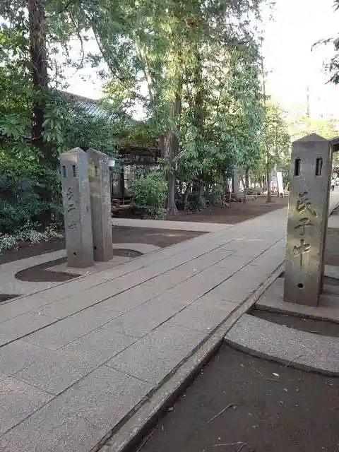 小平神明宮の山門・神門