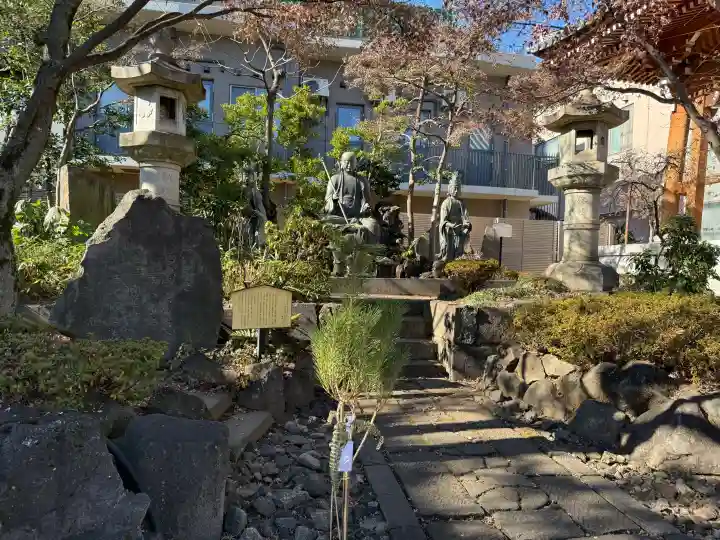 伝通院の{uncategorized: "未分類", other: "その他", undefined: "問題あり", building: "その他建物", grave: "お墓", sacred_gate: "鳥居", guardian: "狛犬", statue: "像", buddha: "仏像", history: "歴史", nature: "自然", garden: "庭園", animal: "動物", pagoda: "塔", temizu: "手水舎", mountain_gate: "山門・神門", sanctuary: "本殿・本堂", subordinate: "末社・摂社", art: "芸術", scenery: "景色", jizo: "地蔵", ema: "絵馬", goshuin: "御朱印", omikuji: "おみくじ", items: "授与品その他", amulet: "お守り", goshuincho: "御朱印帳", eats: "食事", festival: "お祭り", votive_dance: "神楽", shichigosan: "七五三参", wedding: "結婚式", experience: "体験その他", initially: "初詣", around: "周辺", anti_infection: "感染症対策"}