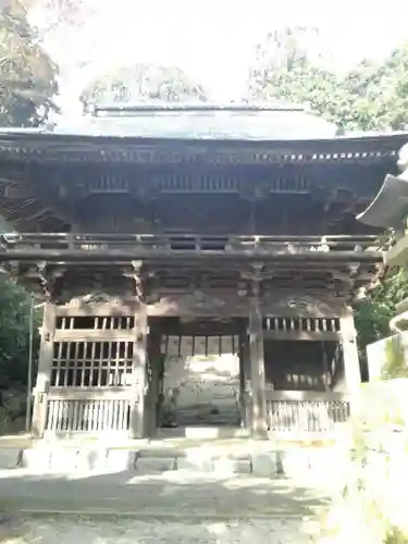 椎尾山薬王院の山門・神門