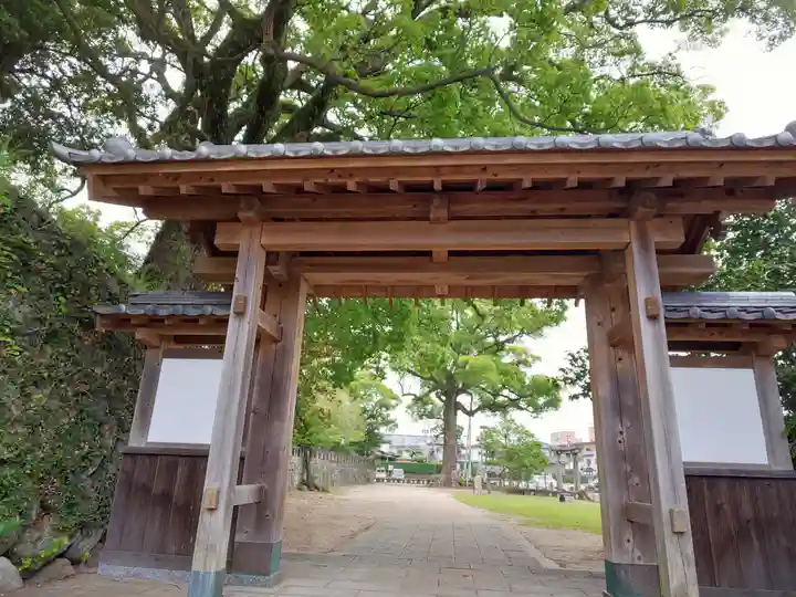 岡山神社の山門・神門